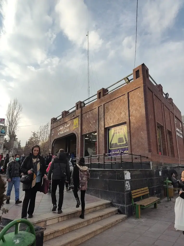 ایستگاه مترو نزدیک دانشگاه آزاد تهران مرکز