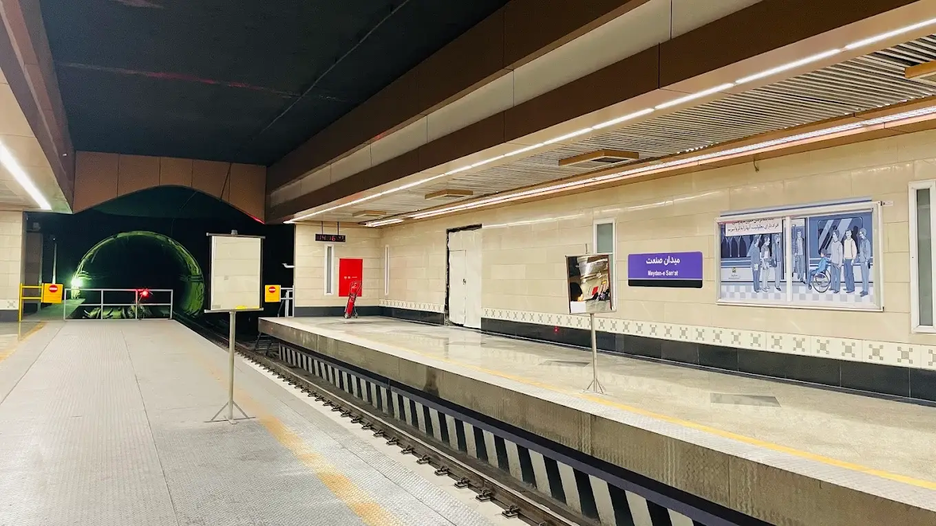 ایستگاه مترو نزدیک دانشگاه آزاد تهران مرکز