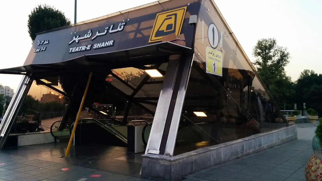 ایستگاه مترو نزدیک دانشکده فنی دانشگاه تهران