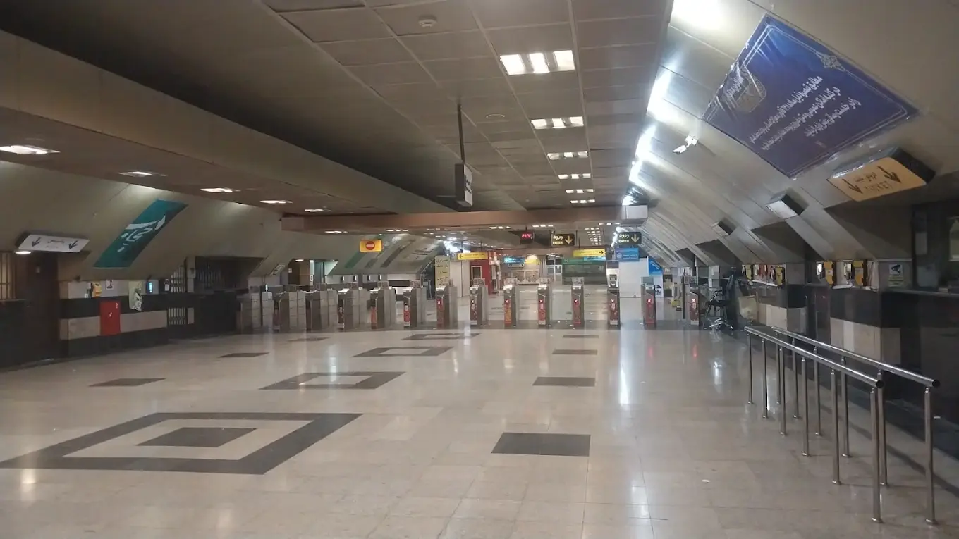 ایستگاه مترو نزدیک دانشکده فنی دانشگاه تهران