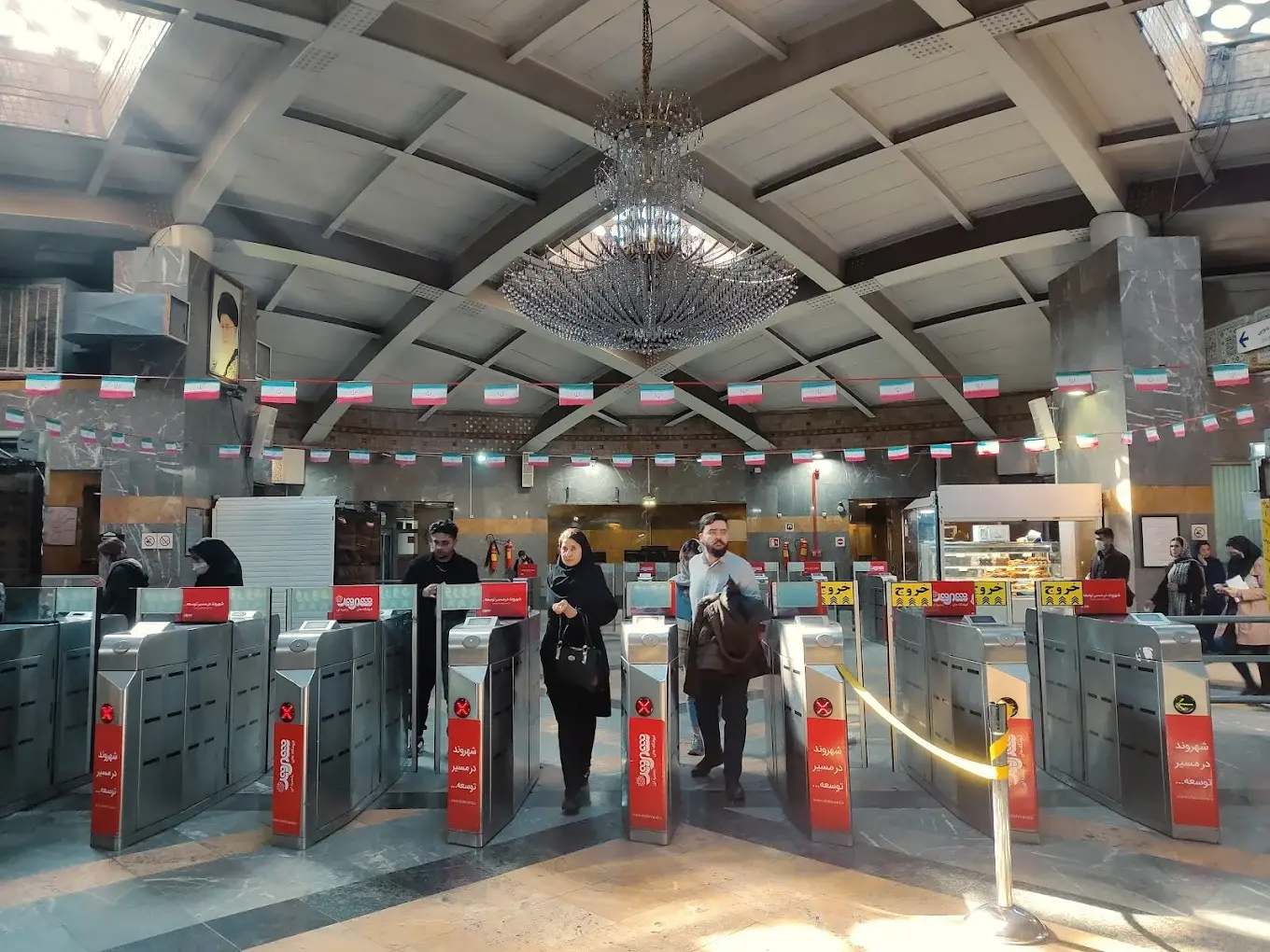 ایستگاه مترو دانشگاه تهران (پردیس مرکزی) 16 ایستگاه مترو دانشگاه تهران (پردیس مرکزی)