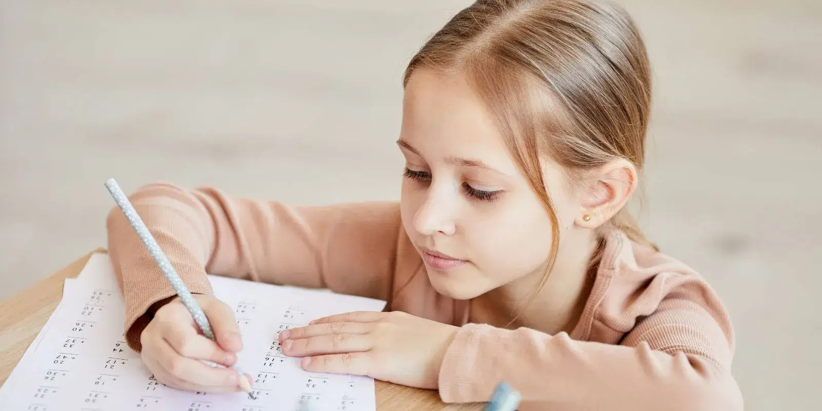 چگونه به كودكانی كه نوشتن تكالیف مدرسه خود مشكل دارند كمک كنیم؟