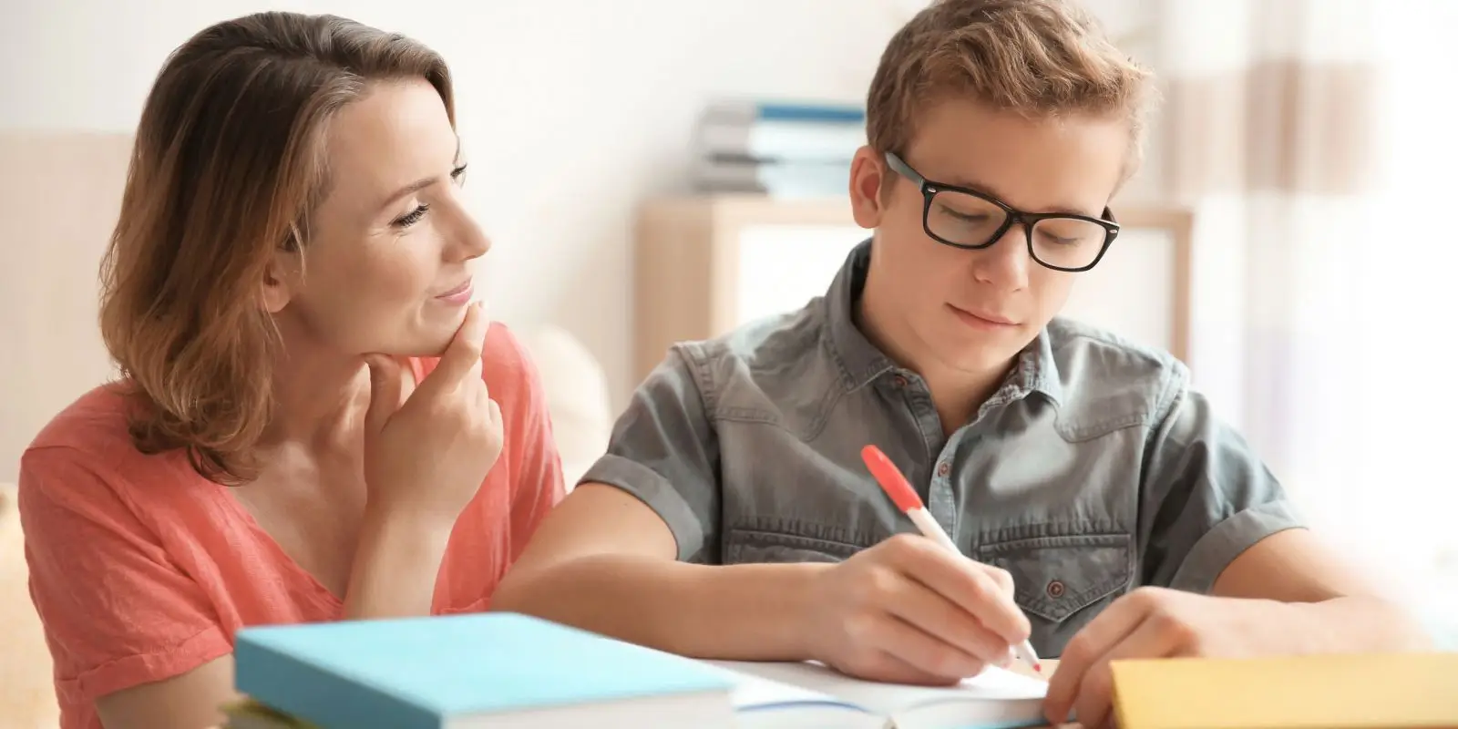 چگونه به كودكانی كه نوشتن تكالیف مدرسه خود مشكل دارند كمک كنیم؟