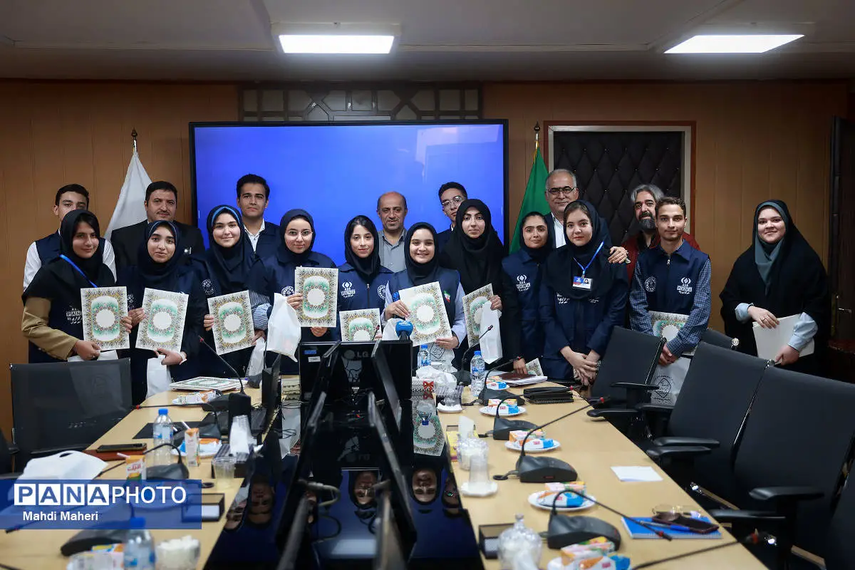 شناسایی معلمان و گروه کارکنان تخصصی نمونه